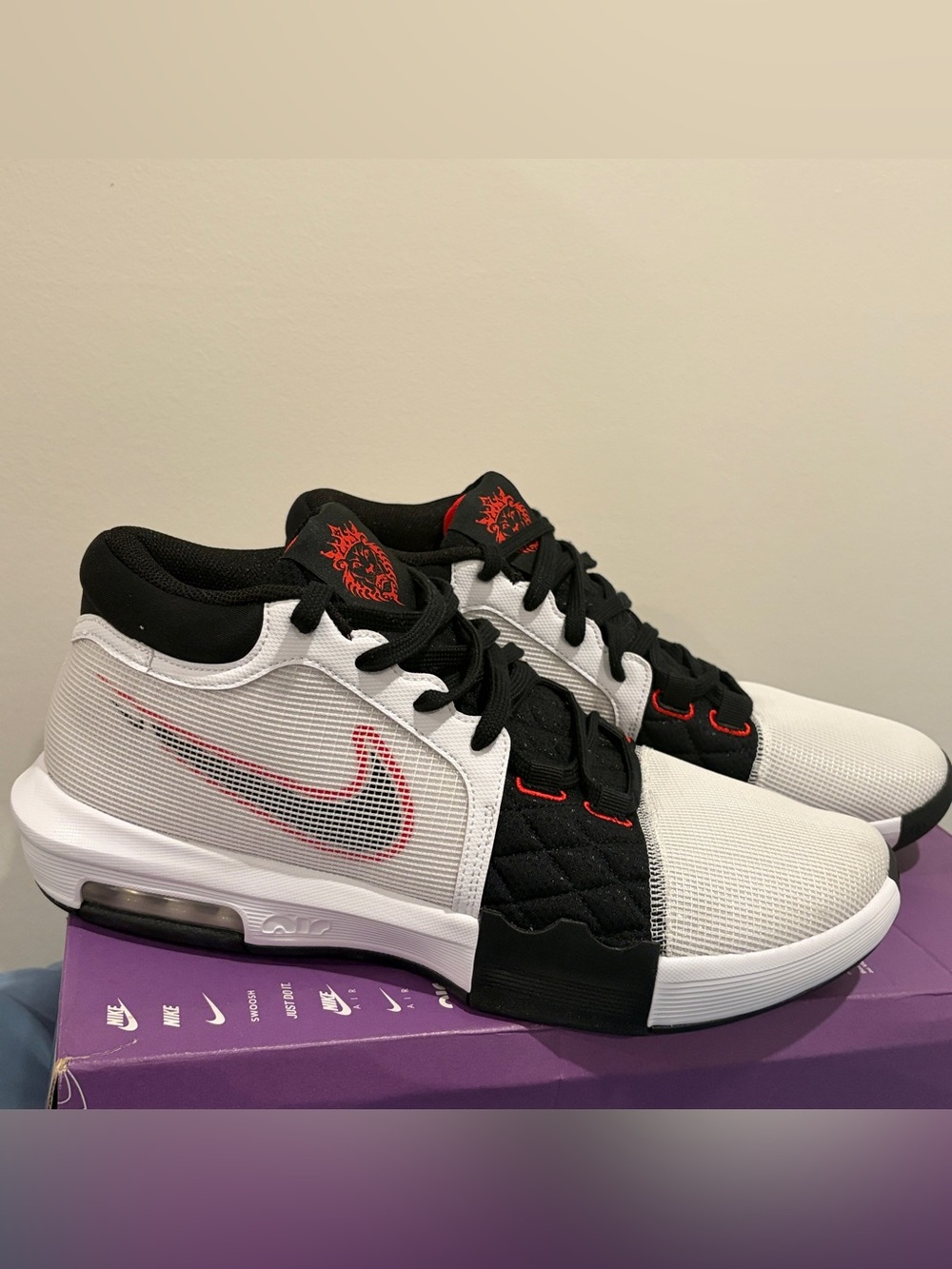 Nike LeBron Witness 8 basketball shoes classic White/University Red/Black Sz 14 - Picture 2 of 13